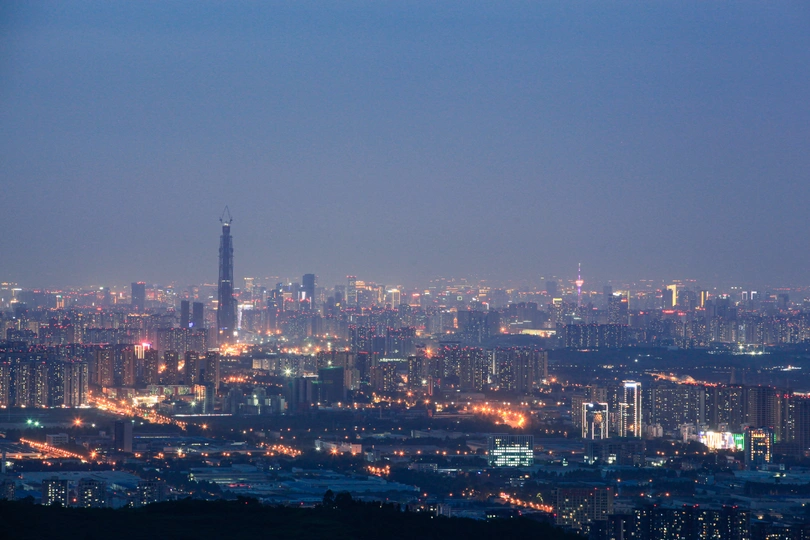 城市天际线照亮了一座大城市