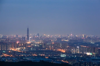 城市天际线照亮了一座大城市