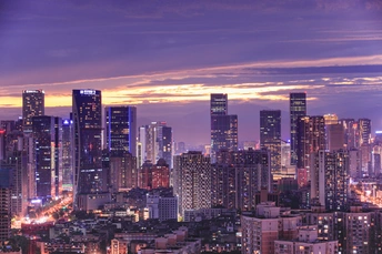 黄昏或日落时大城市的城市景观 摩天大楼被点亮