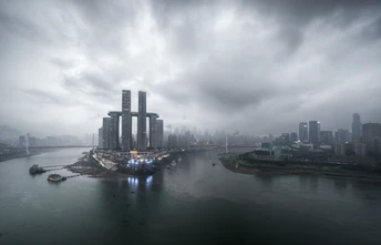 河上有建筑和天空中的云