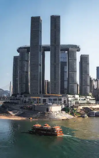 靠近高楼大厦和城市的大量水域