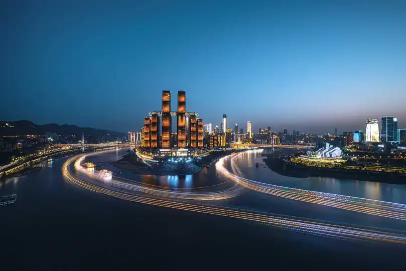 夜晚照亮了旁边的一条大河上的一个大城市