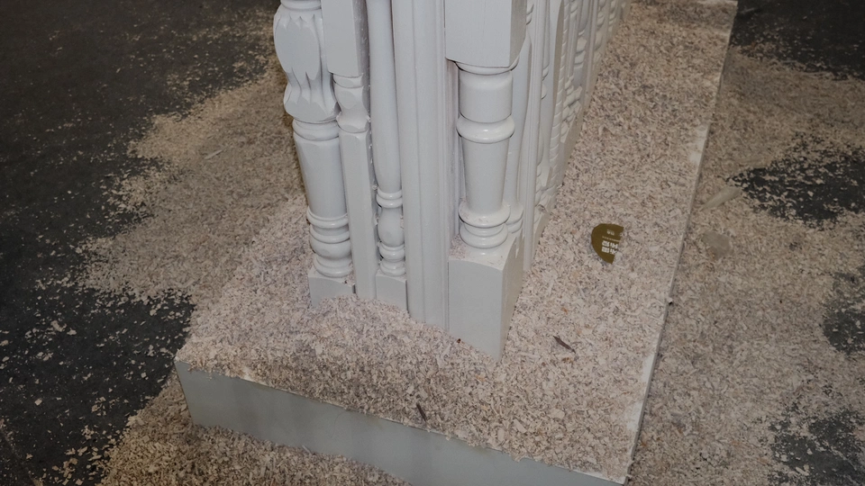 一个白色桌子坐在一块大理石板上