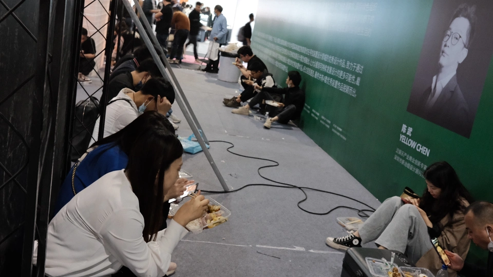 人们围坐在一起 或站立在周围