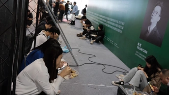 人们围坐在一起 或站立在周围