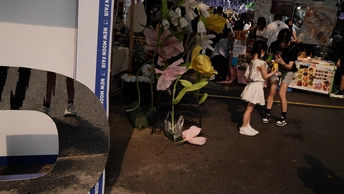 上面有年轻女孩图片的标志