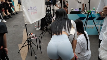 一个人和一个女人站在人群前面 人群前面有摄像机。