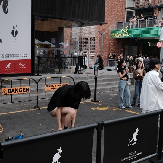 一个人和一个女人站在人行道上 周围有一群人。