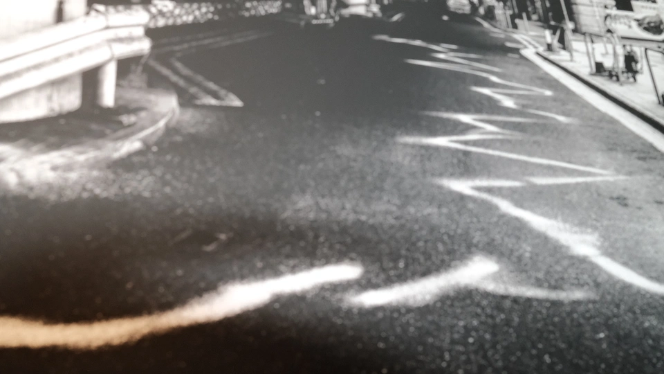 一张黑白照片 街道上有汽车和建筑