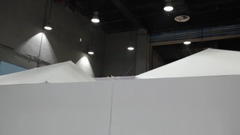 一把在房间里的白色雨伞