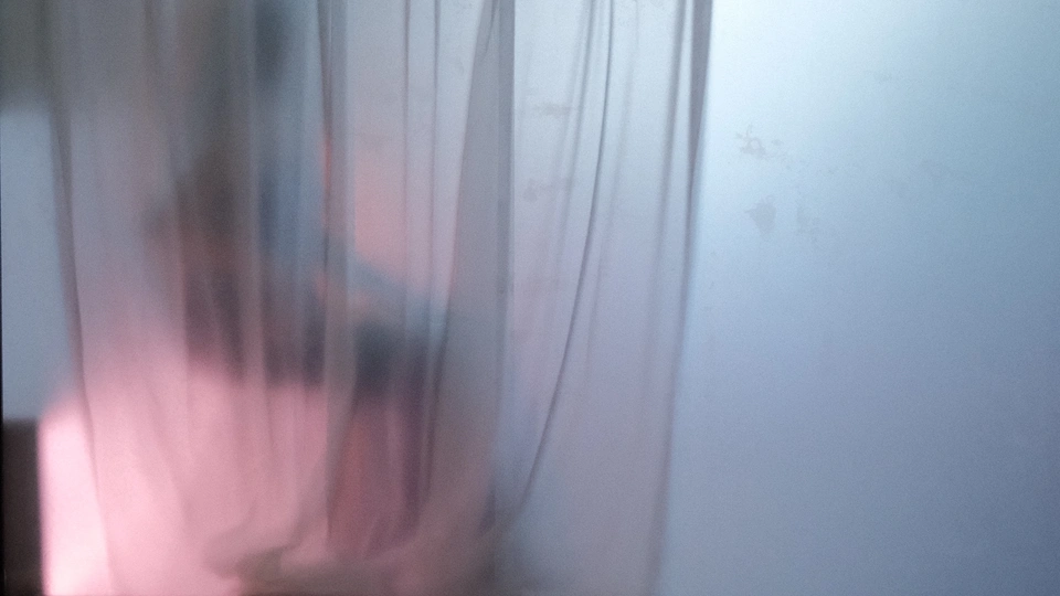 一个模糊的女人在粉红色窗帘的房间里