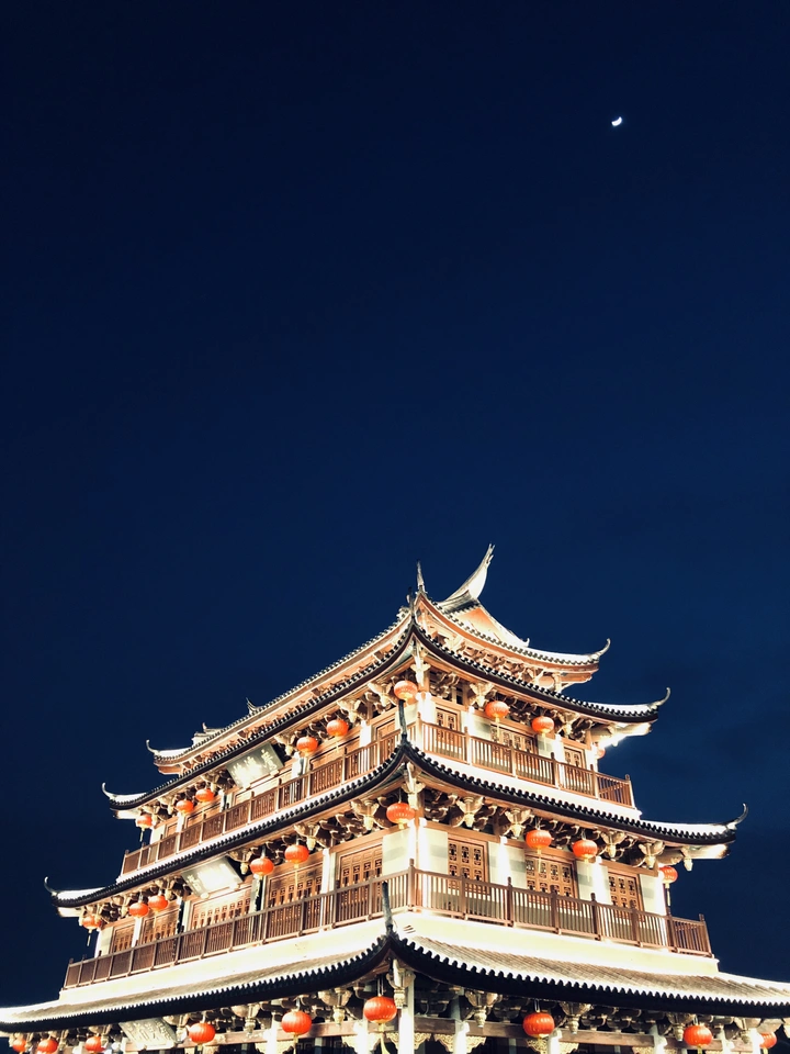 月光之下的东门楼