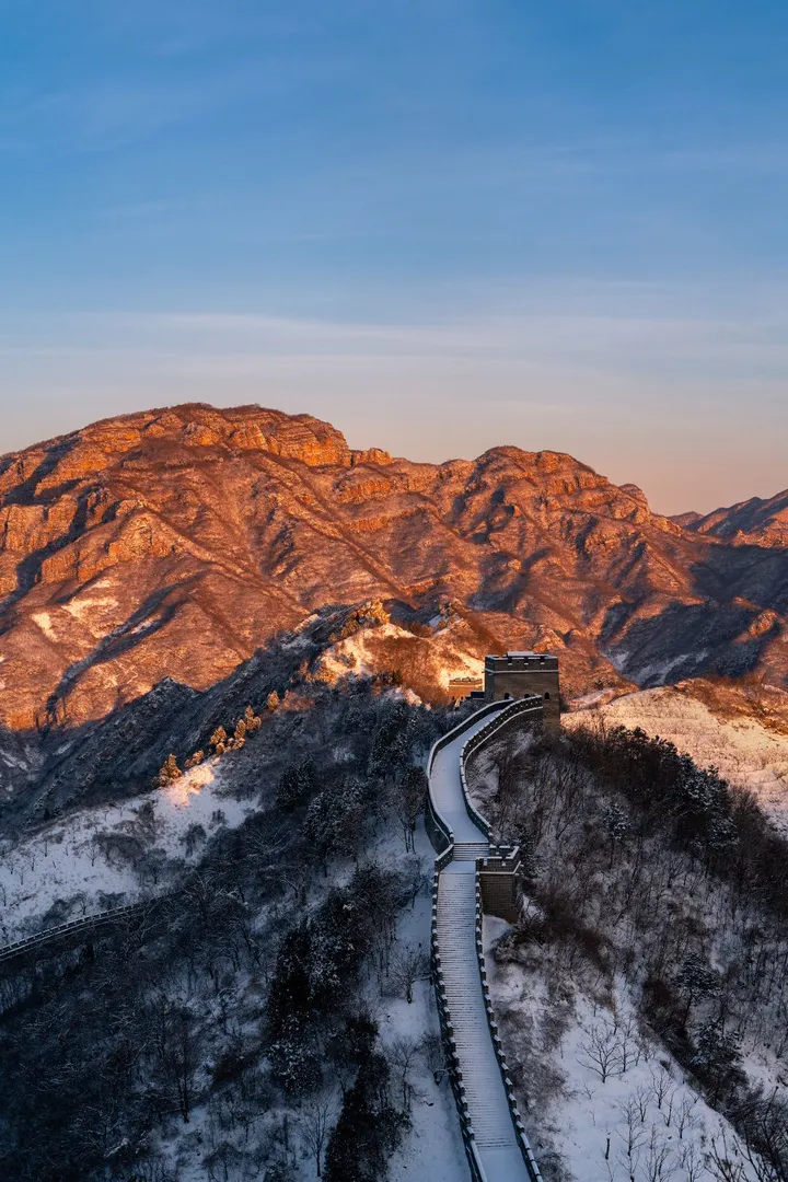 长城雪后日照金山