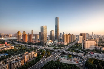 夕阳下的摩天大楼和交通