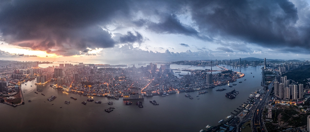 夕阳下城市和河流的 aerial view 天空中云朵
