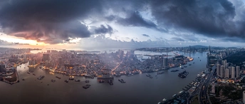 夕阳下城市和河流的 aerial view 天空中云朵