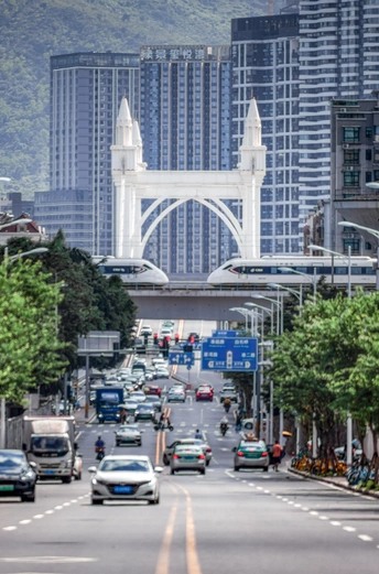 一条充满交通的街道 背景有大楼