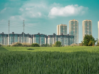 背景是高楼大厦 前景是绿草如茵的城市景观