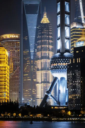 夜晚的城市 拥有高耸的建筑物和摩天大楼的天际线。