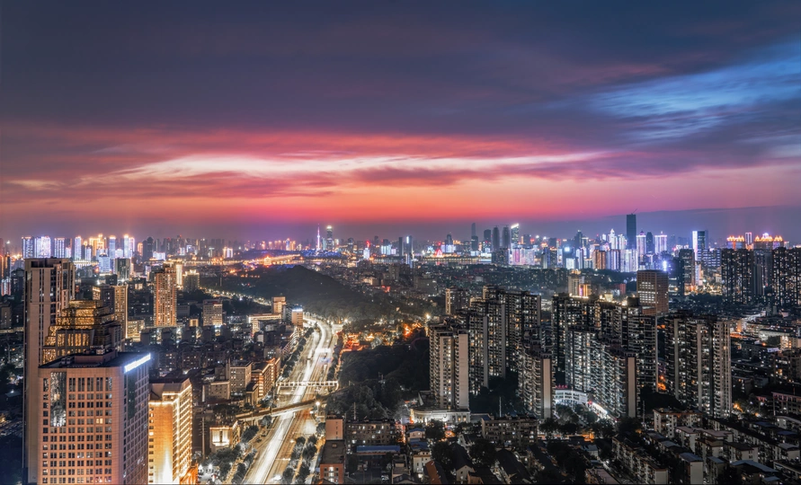 夜晚的城市 天际线在日落时点亮了。