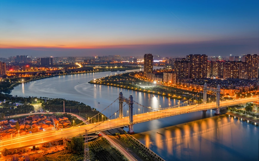 城市和河流的黄昏或日落夜景