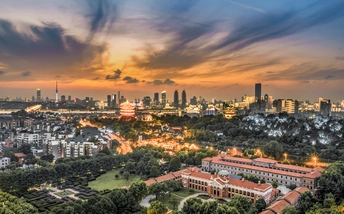 夕阳下的一个大城市 前景中有天际线和建筑。