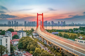 城市落日时分的观景台和悬索桥