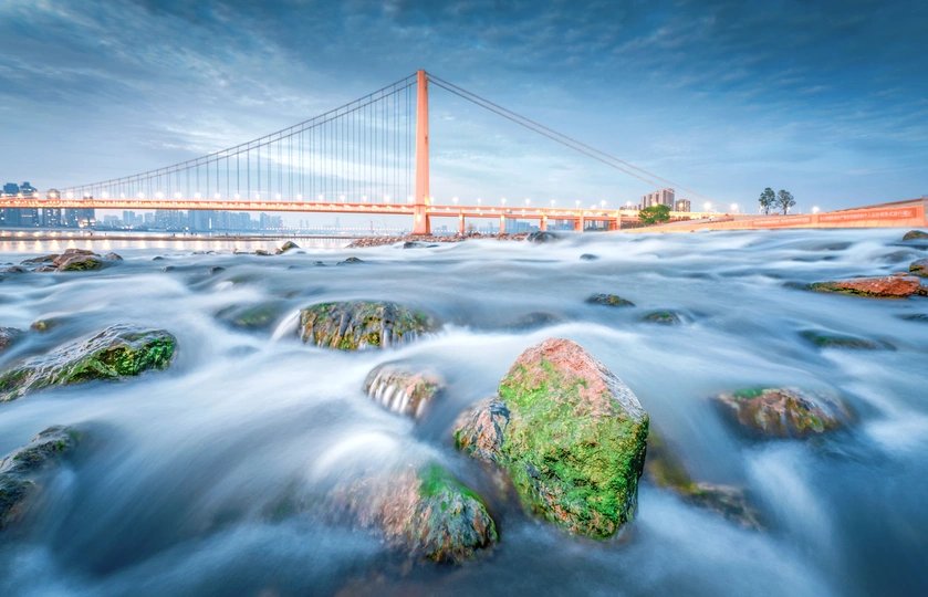 河上有岩石和桥作为背景