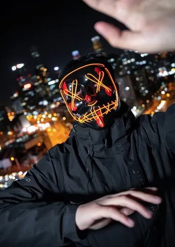 戴面具的男子在城市夜晚