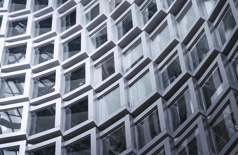 现代办公楼的立面及其窗户中的倒影