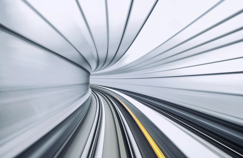 隧道中飞驰而过一辆汽车 运动模糊