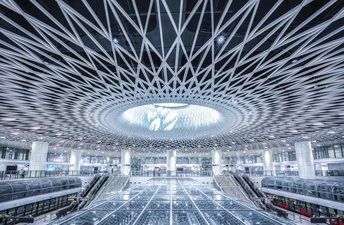 带有屋顶和地板上的灯光的现代化机场