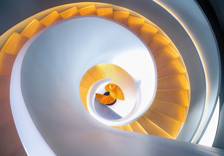 螺旋楼梯 尽头有光