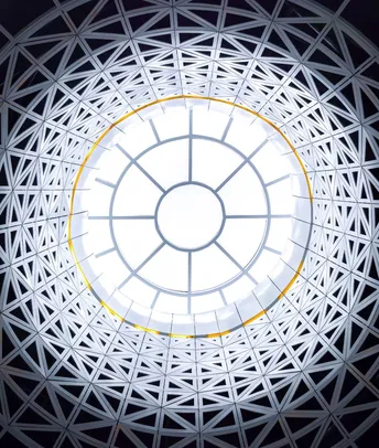 一个带有白色圆圈图案的圆顶 背景为黑色