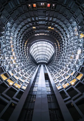 带有电梯的建筑内部