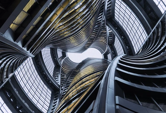 抬头看着建筑物内的螺旋楼梯