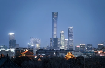 夜幕下的高楼林立的城市