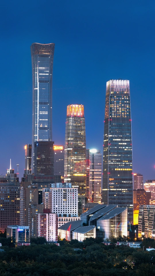 夜晚的城市 高塔和其他高楼在天空线上被照亮。