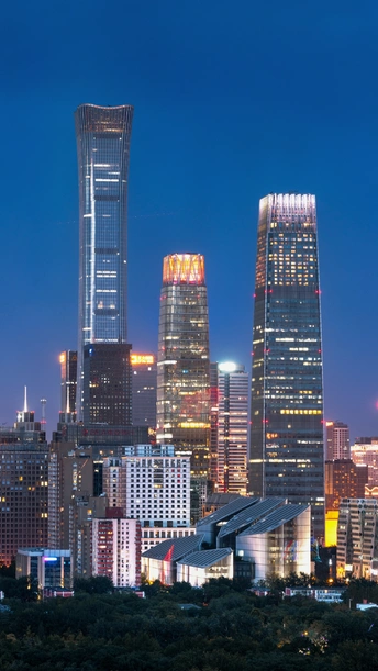 夜晚的城市 高塔和其他高楼在天空线上被照亮。