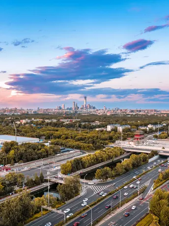 夕阳下的城市和高速公路上的交通