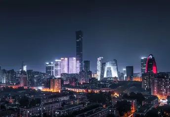 夜幕下的摩天大楼