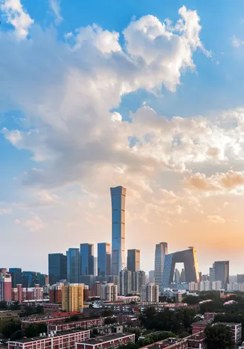 夕阳下的城市 高耸的摩天大楼和其他建筑在天线上。