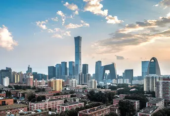 夕阳下的繁华都市 前景是高耸的建筑。