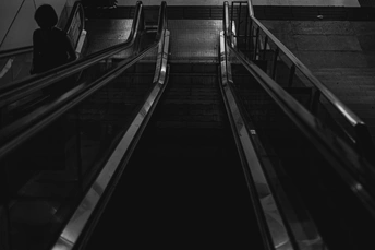 有人乘坐的自动扶梯