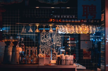 柜台上摆着瓶子的灯光昏暗的餐馆