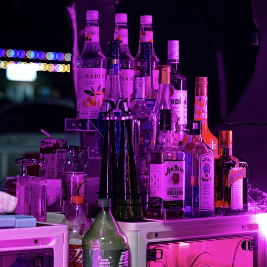 酒吧桌子上的几瓶酒