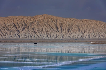 背景是山丘的蓝色水域