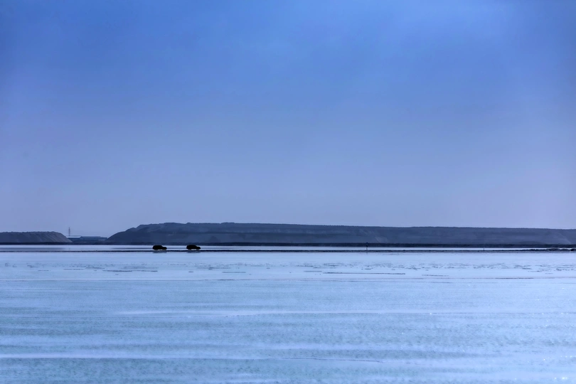 背景为蓝天的水域