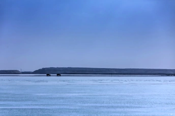 背景为蓝天的水域