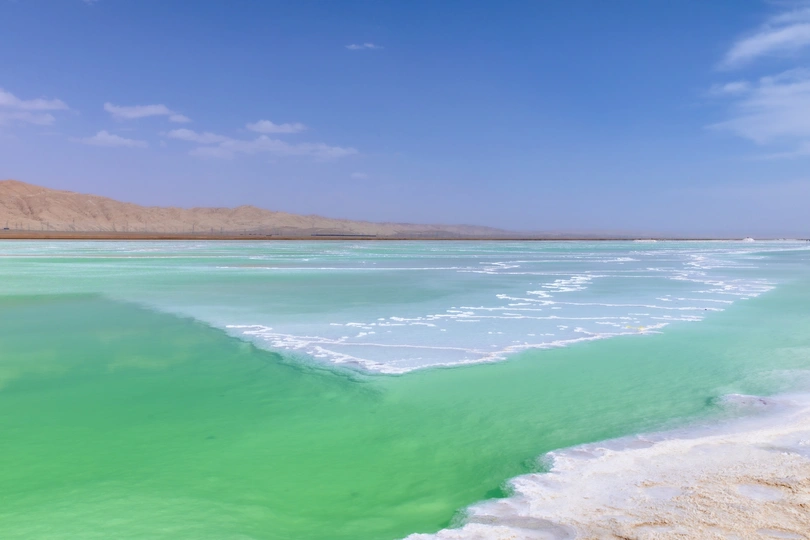 沙漠中的一个翡翠蓝的湖泊